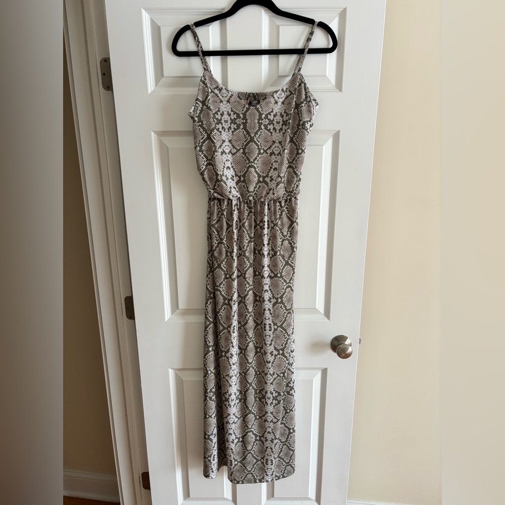 🟢VINCE CAMUTO. Olive green and cream adj. strap maxi dress. Size 12